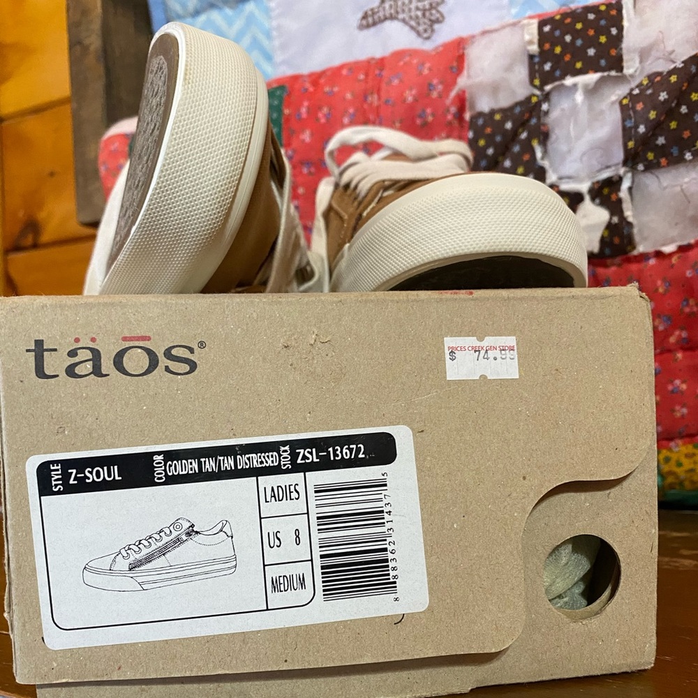 Taos Womens Zipper Shoes- never worn! New in box. Sz 8.